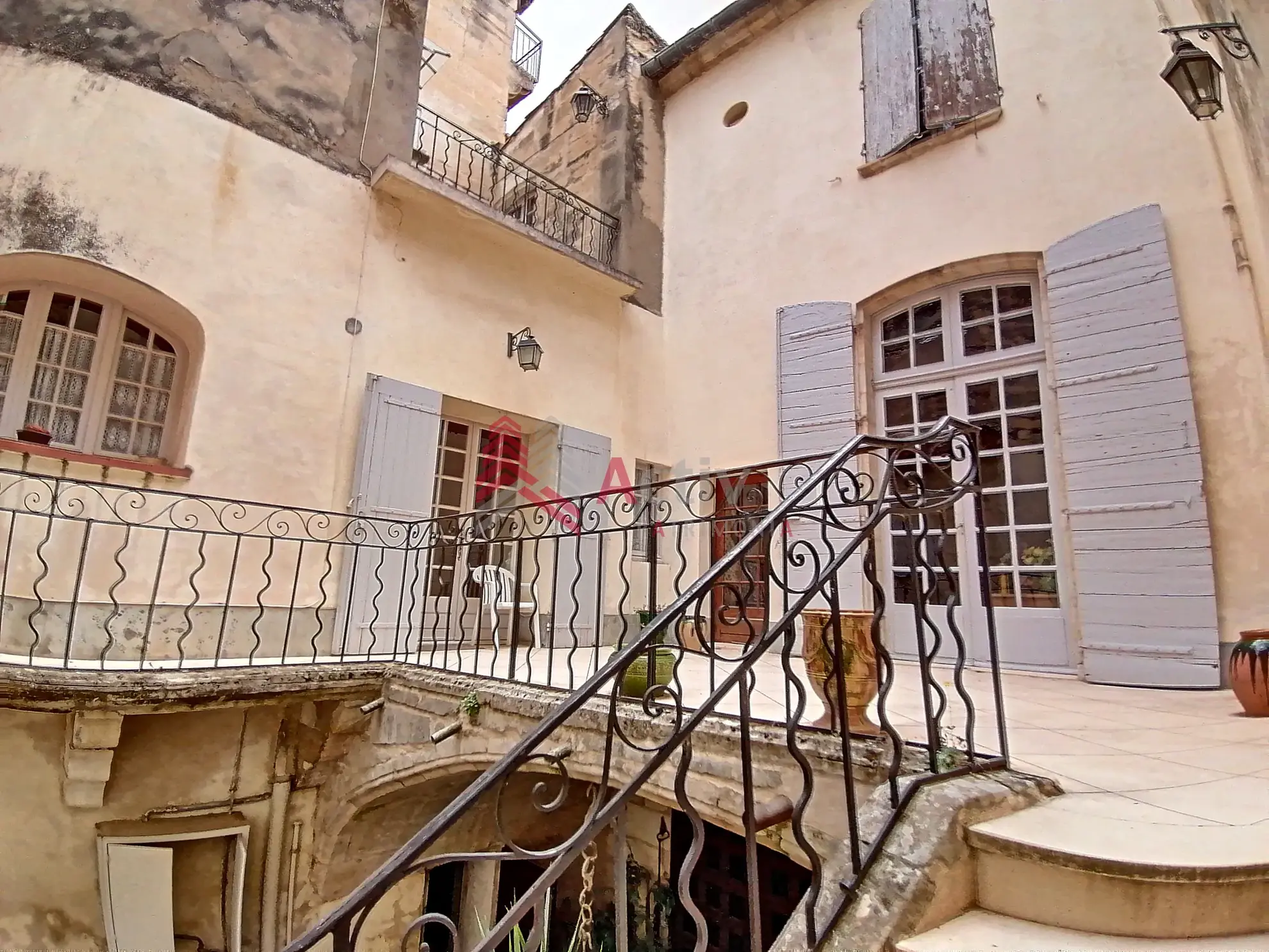 Belle maison de maître à rénover à Beaucaire - grand potentiel et charme d'époque 