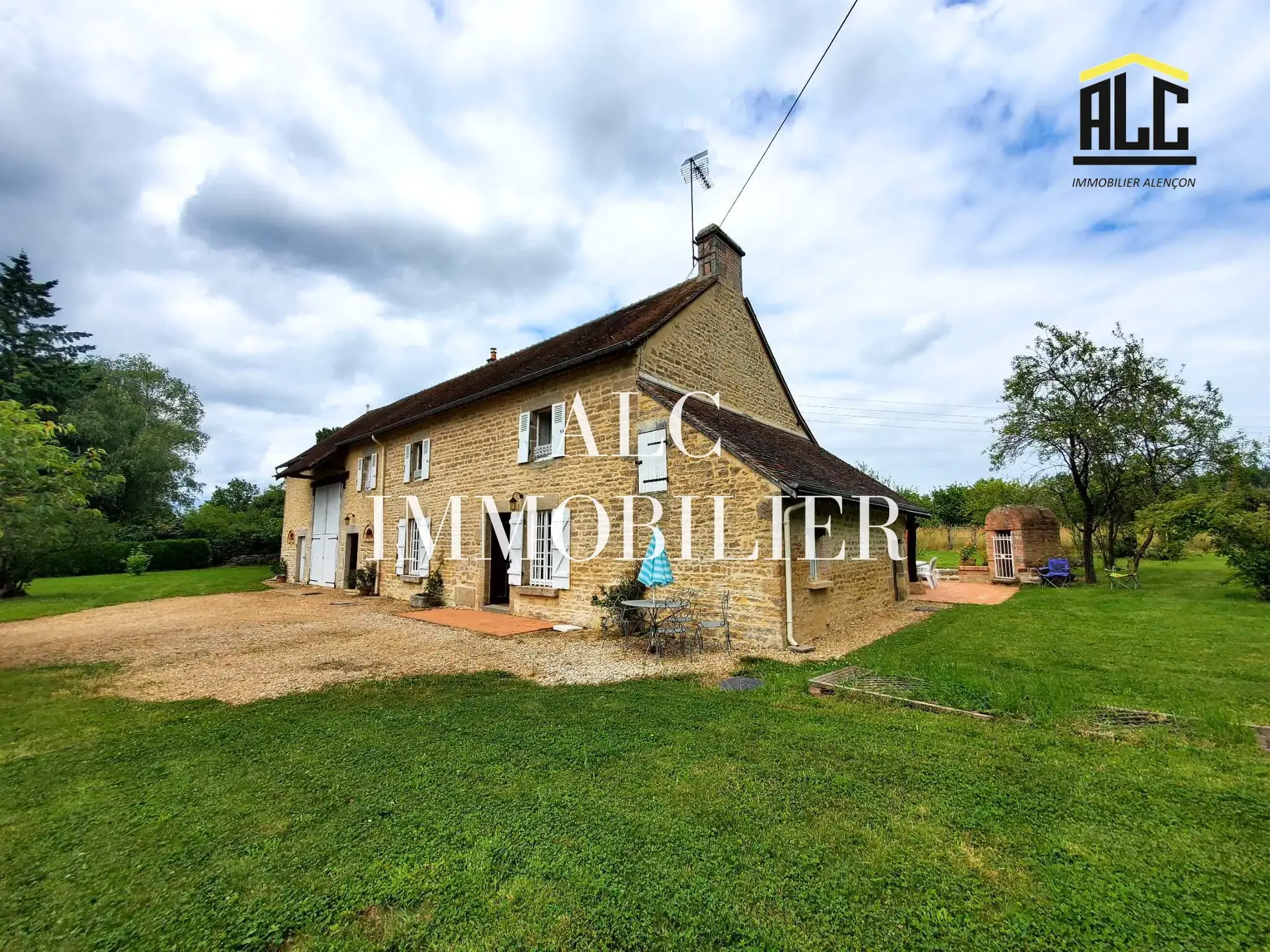 Longère de 166 m2 à vendre proche d'Alençon avec garage et terrasse 
