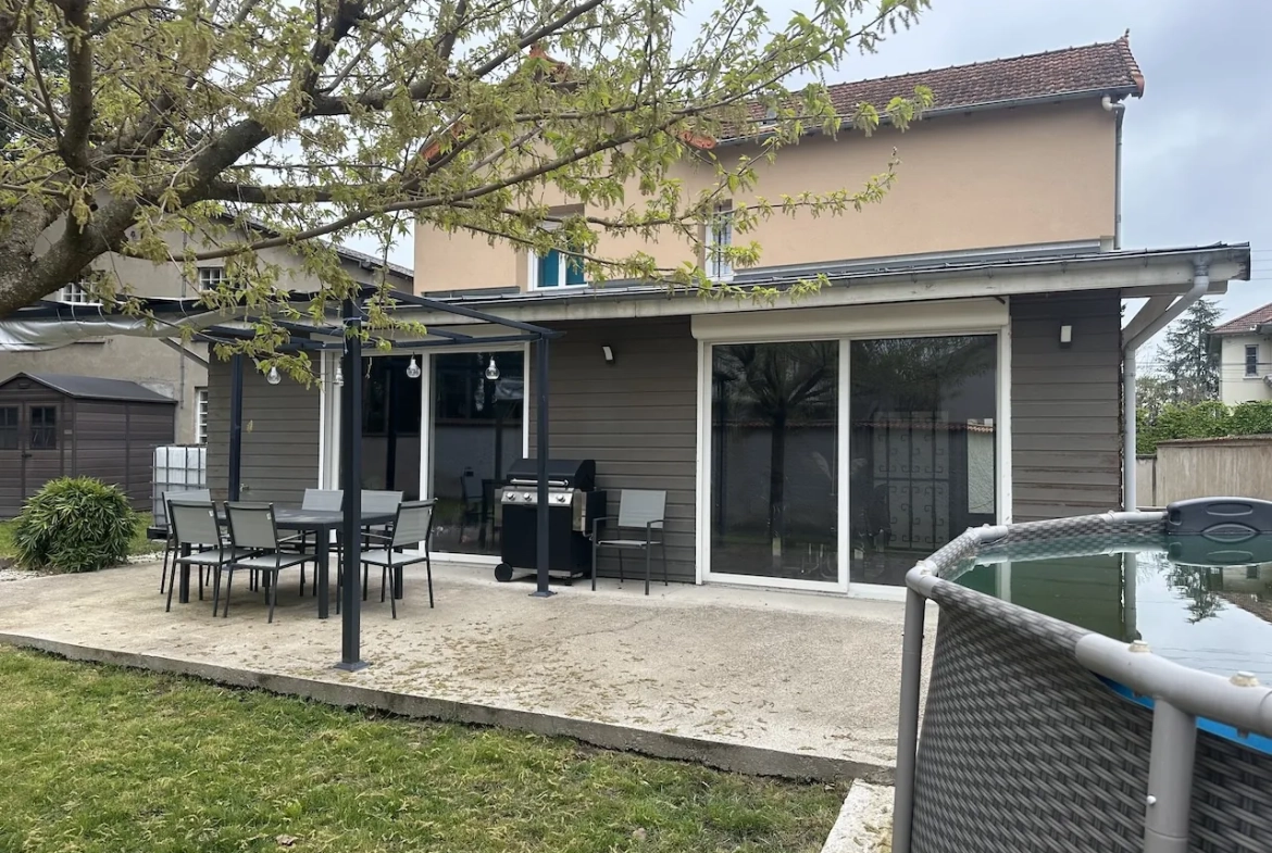 Maison 136 m² à Riorges avec terrasse et jardin clos, proche commodités 