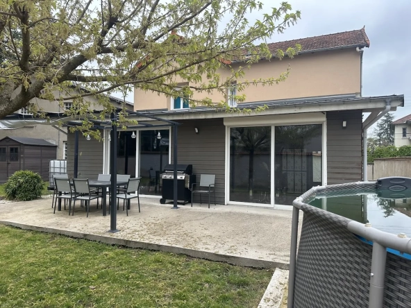 Maison 136 m² à Riorges avec terrasse et jardin clos, proche commodités