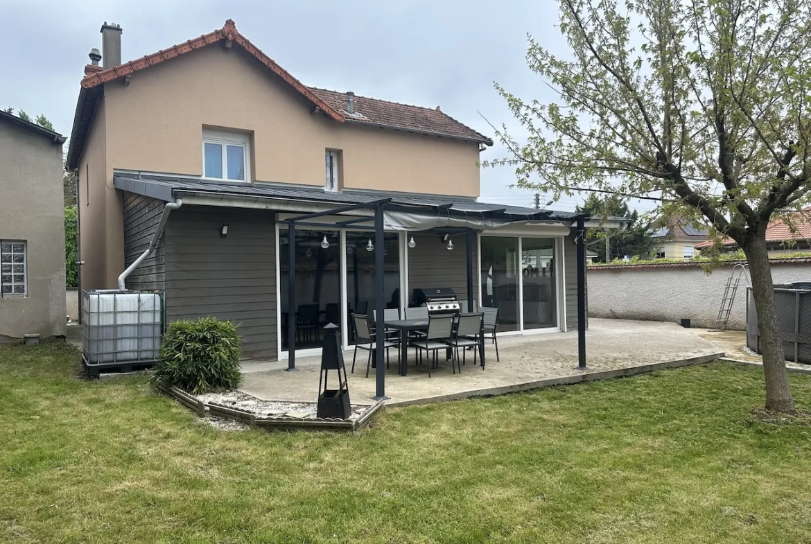 Maison 136 m² à Riorges avec terrasse et jardin clos, proche commodités 