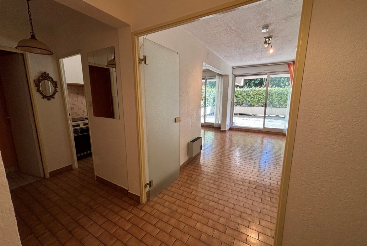 Appartement en rez-de-jardin à Nîmes avec terrasse de 39 m² et cave 