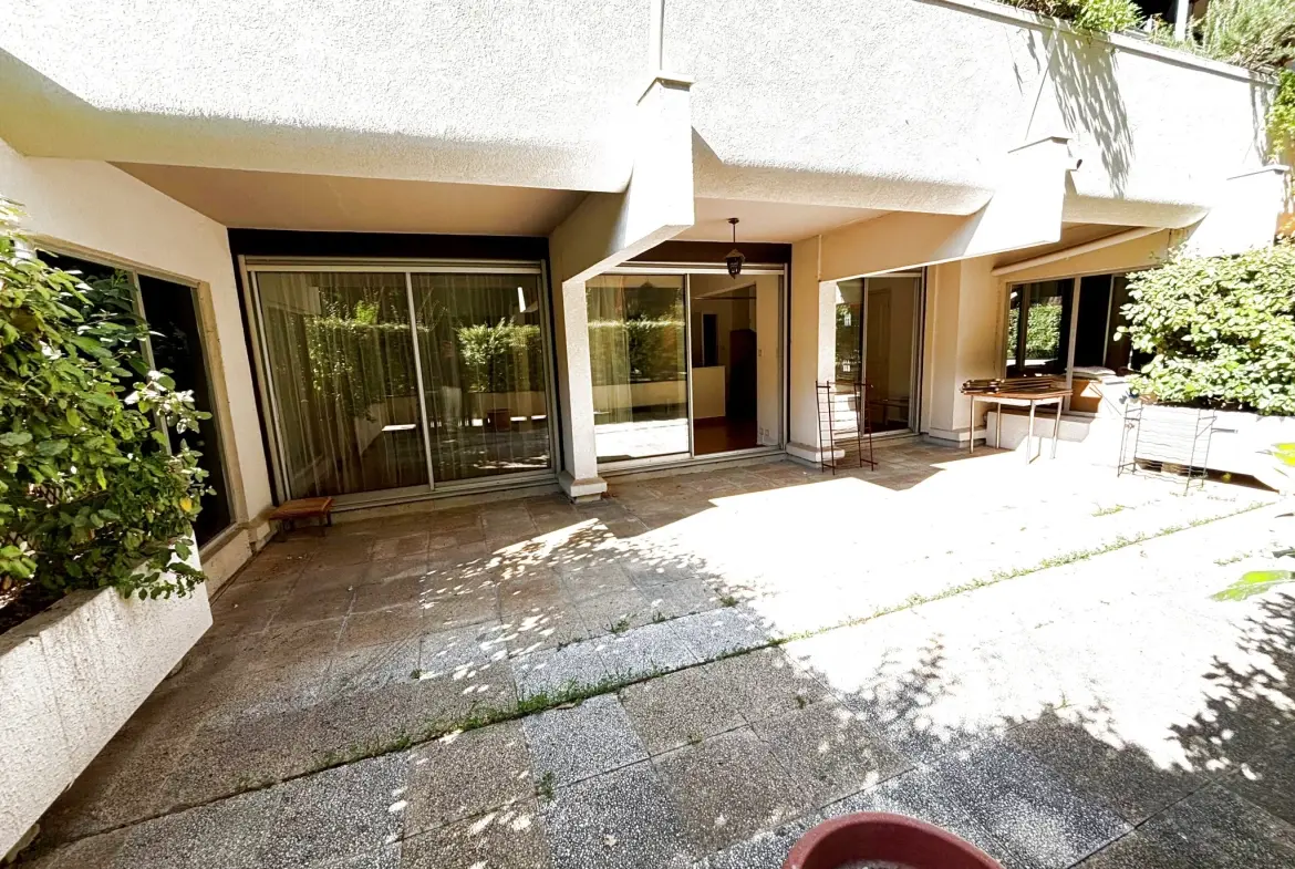 Appartement en rez-de-jardin à Nîmes avec terrasse de 39 m² et cave 