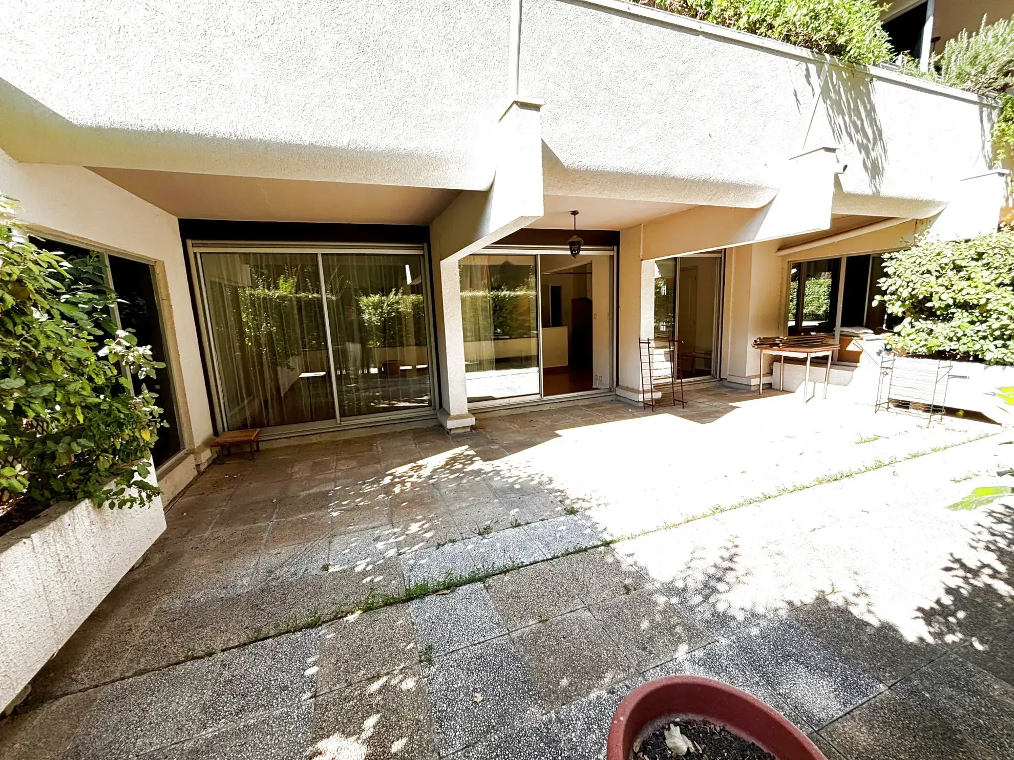 Appartement en rez-de-jardin à Nîmes avec terrasse de 39 m² et cave 
