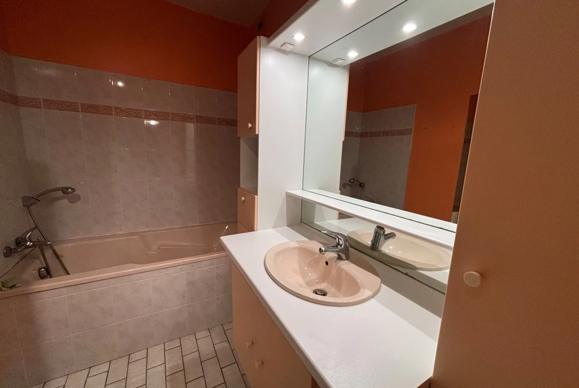 Appartement en rez-de-jardin à Nîmes avec terrasse de 39 m² et cave 