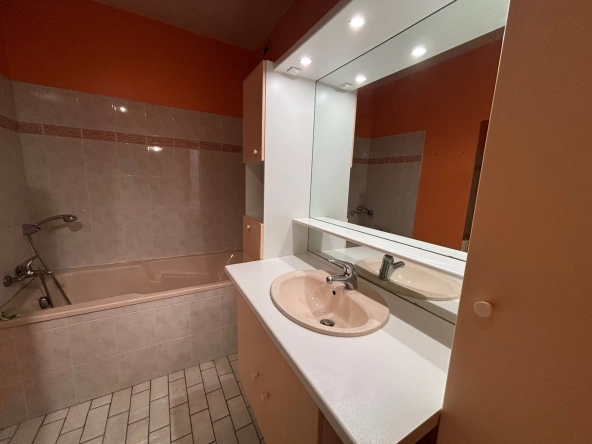 Appartement en rez-de-jardin à Nîmes avec terrasse de 39 m² et cave 
