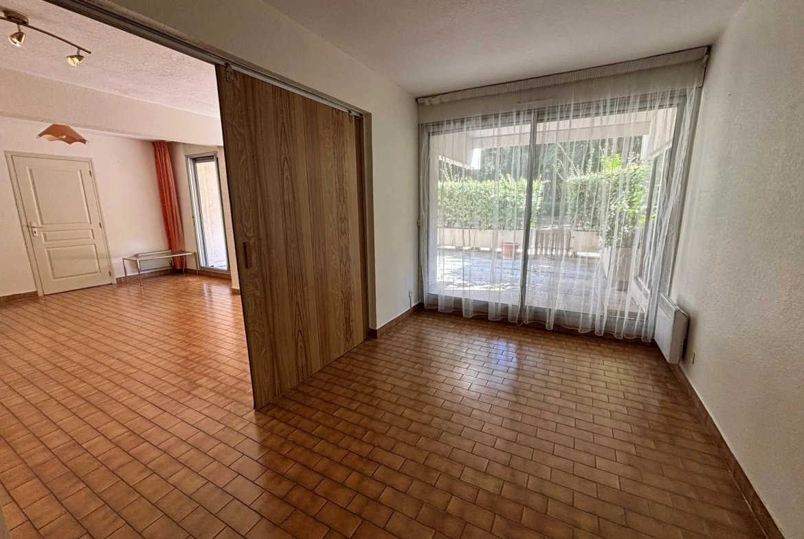 Appartement en rez-de-jardin à Nîmes avec terrasse de 39 m² et cave 