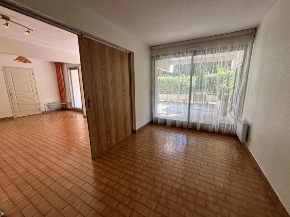Appartement en rez-de-jardin à Nîmes avec terrasse de 39 m² et cave 
