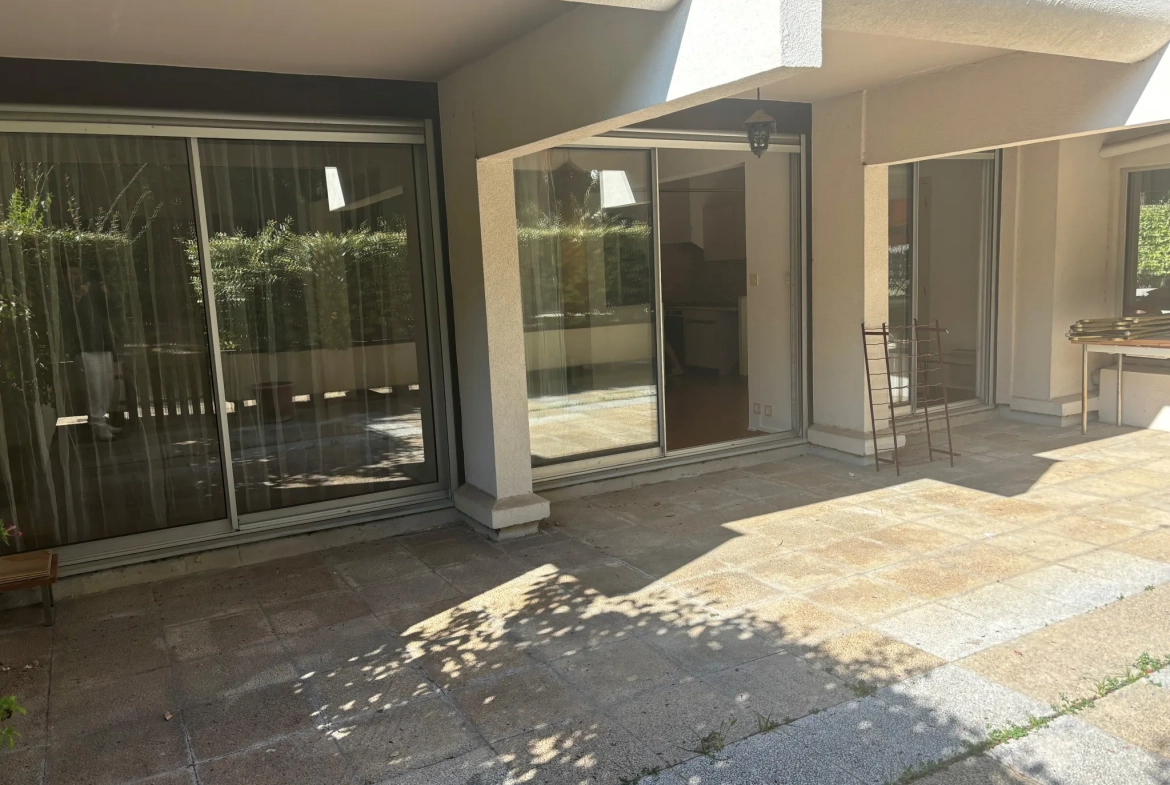 Appartement en rez-de-jardin à Nîmes avec terrasse de 39 m² et cave 