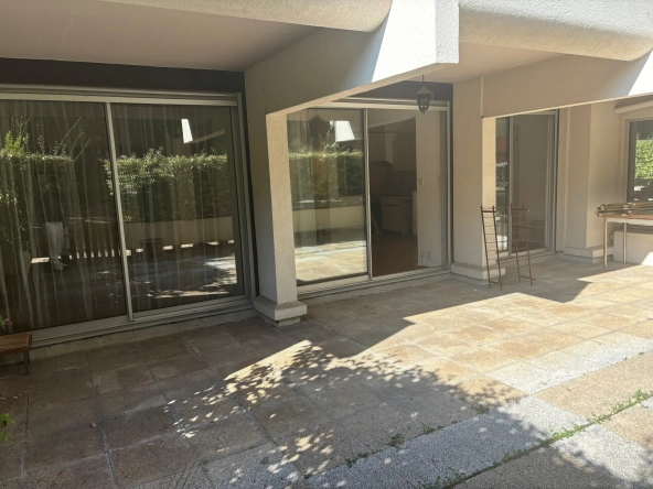 Appartement en rez-de-jardin à Nîmes avec terrasse de 39 m² et cave 