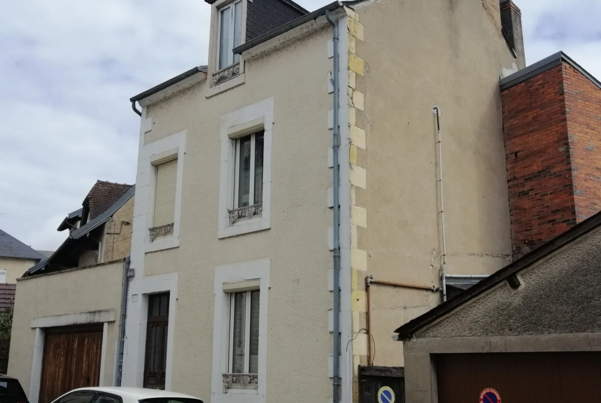 Maison à Nevers de 121 m² avec jardin, garage et 5 chambres - Centre-ville 
