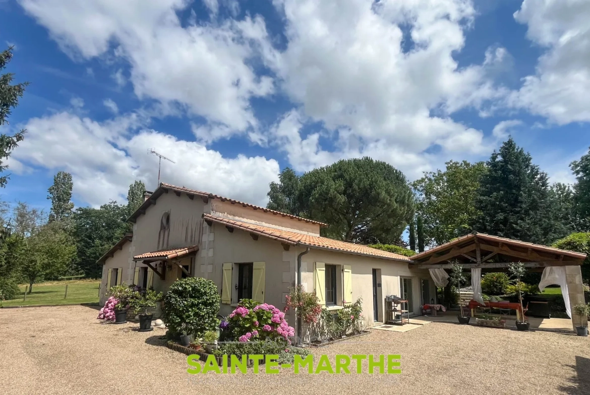 Maison avec piscine et 4 chambres à Mazières-en-Gâtine, idéalement située 