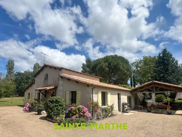 Maison avec piscine et 4 chambres à Mazières-en-Gâtine, idéalement située