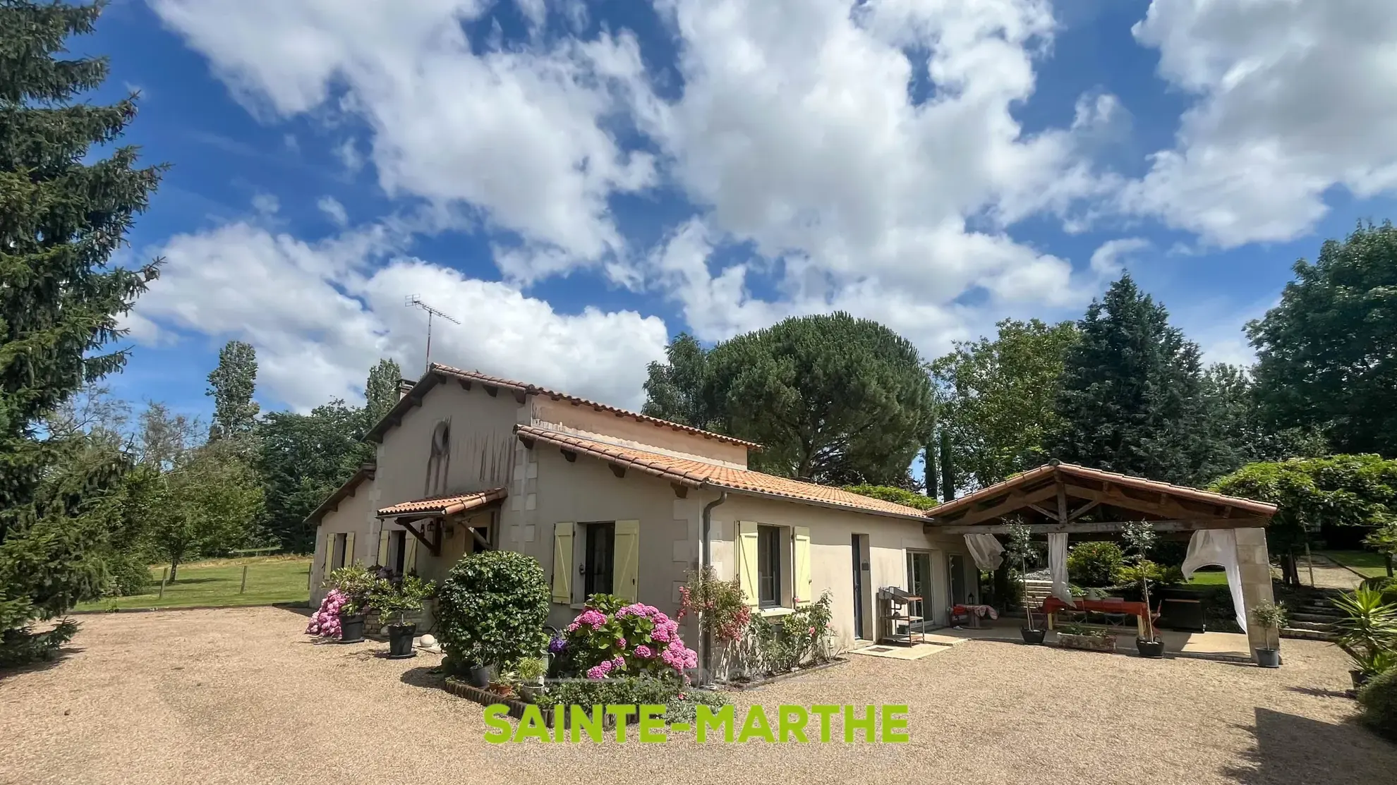 Maison avec piscine et 4 chambres à Mazières-en-Gâtine, idéalement située 