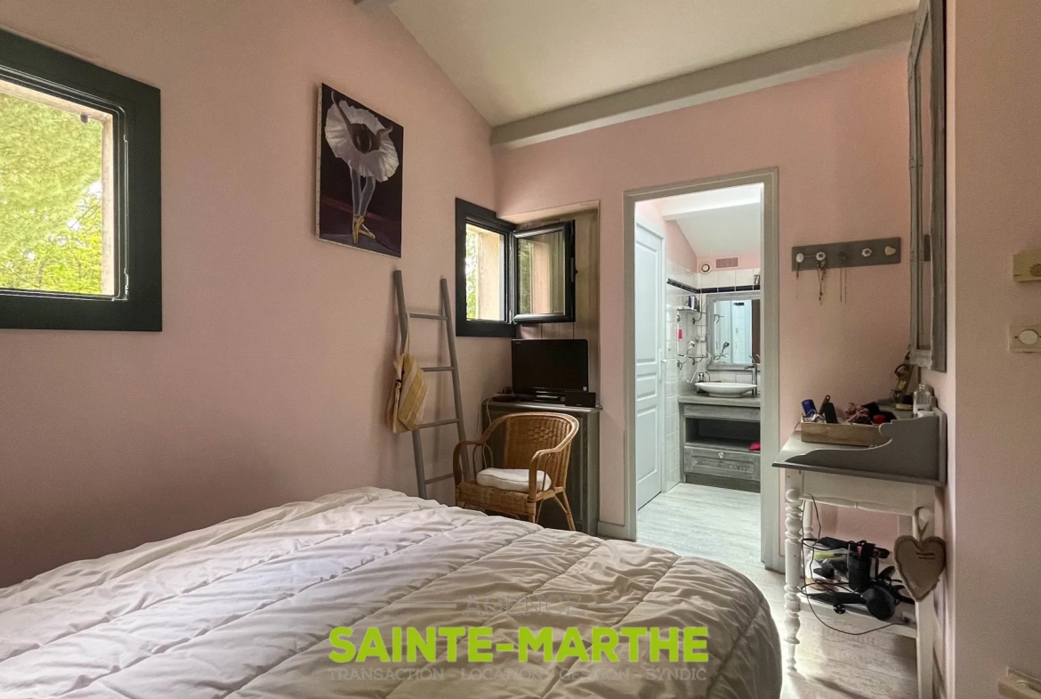 Maison avec piscine et 4 chambres à Mazières-en-Gâtine, idéalement située 