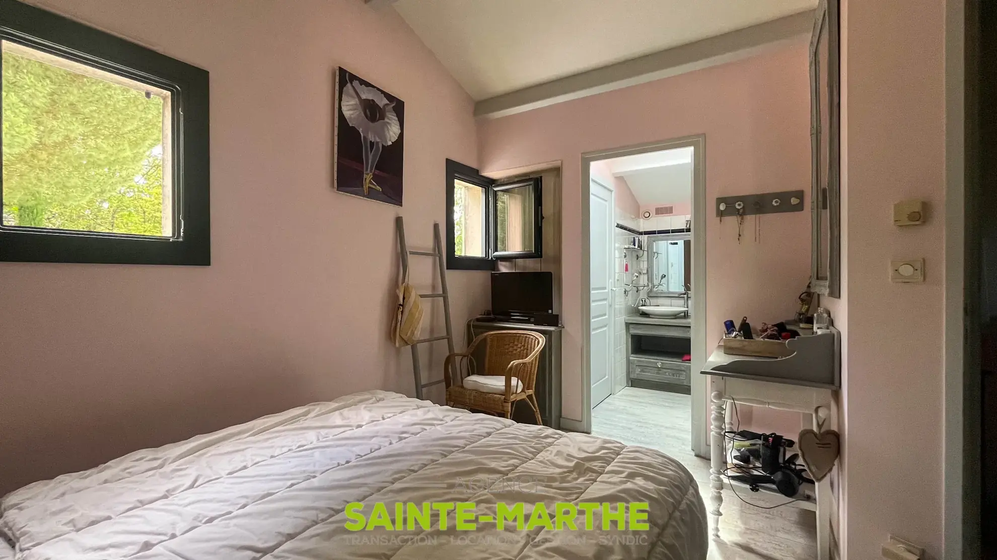 Maison avec piscine et 4 chambres à Mazières-en-Gâtine, idéalement située 