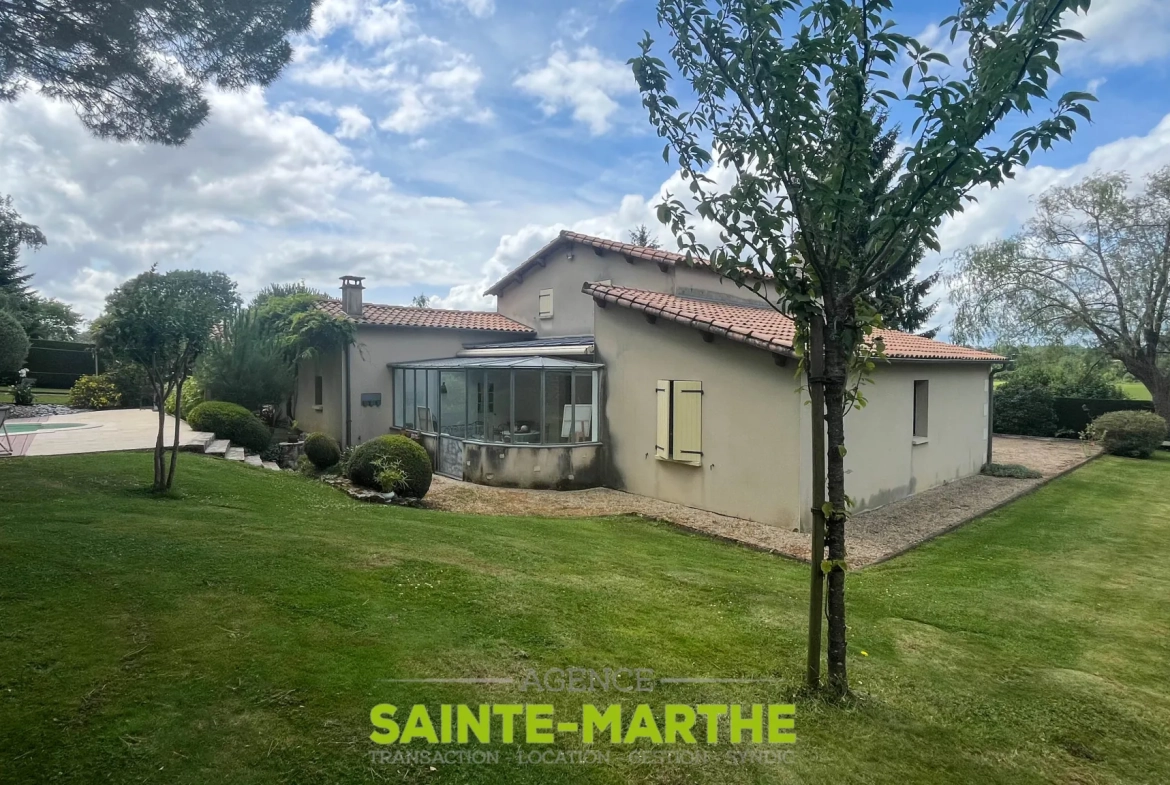 Maison avec piscine et 4 chambres à Mazières-en-Gâtine, idéalement située 