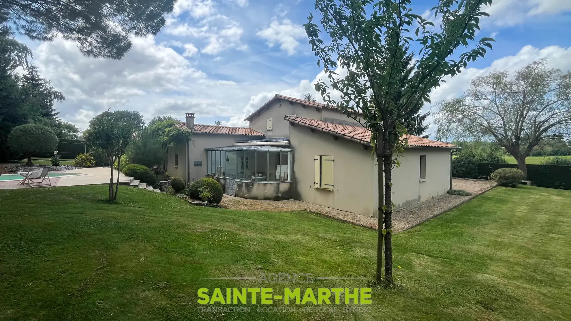 Maison avec piscine et 4 chambres à Mazières-en-Gâtine, idéalement située 