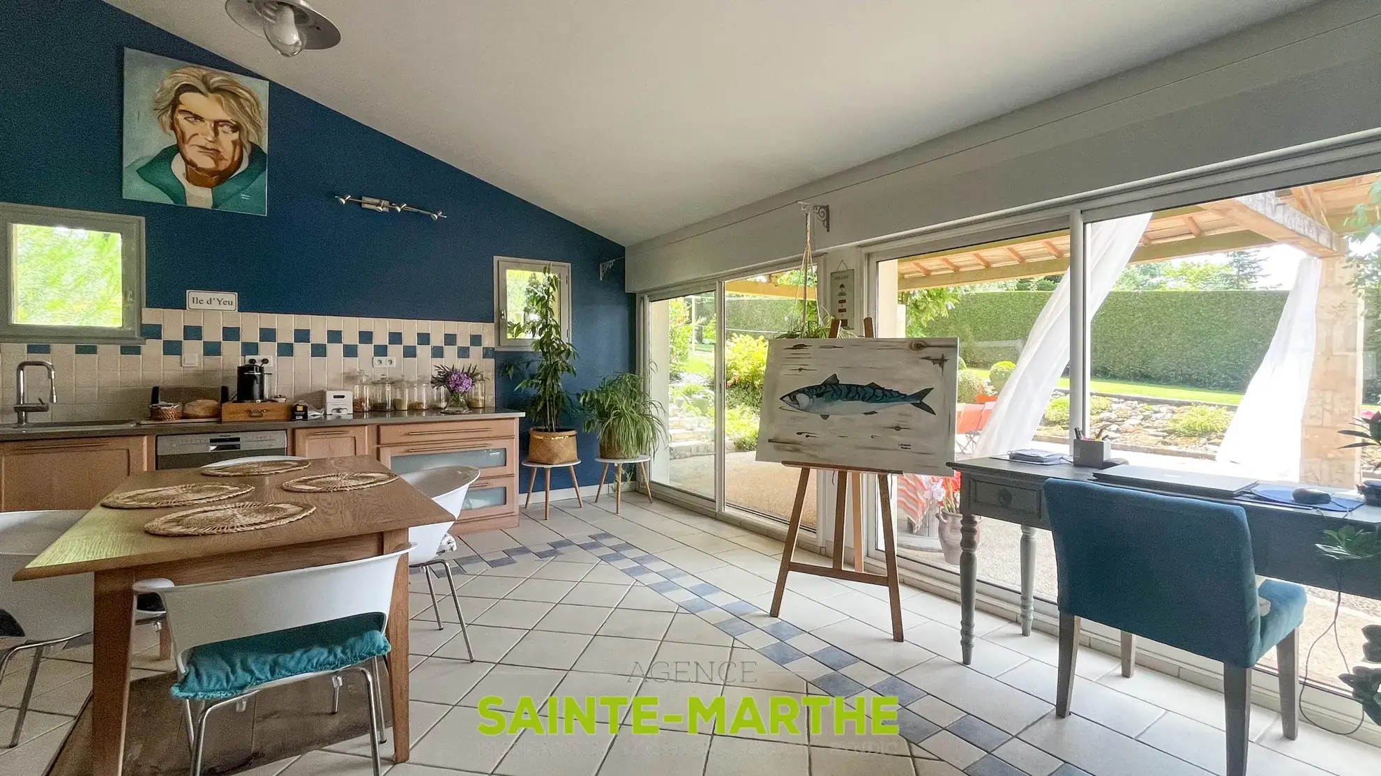 Maison avec piscine et 4 chambres à Mazières-en-Gâtine, idéalement située 