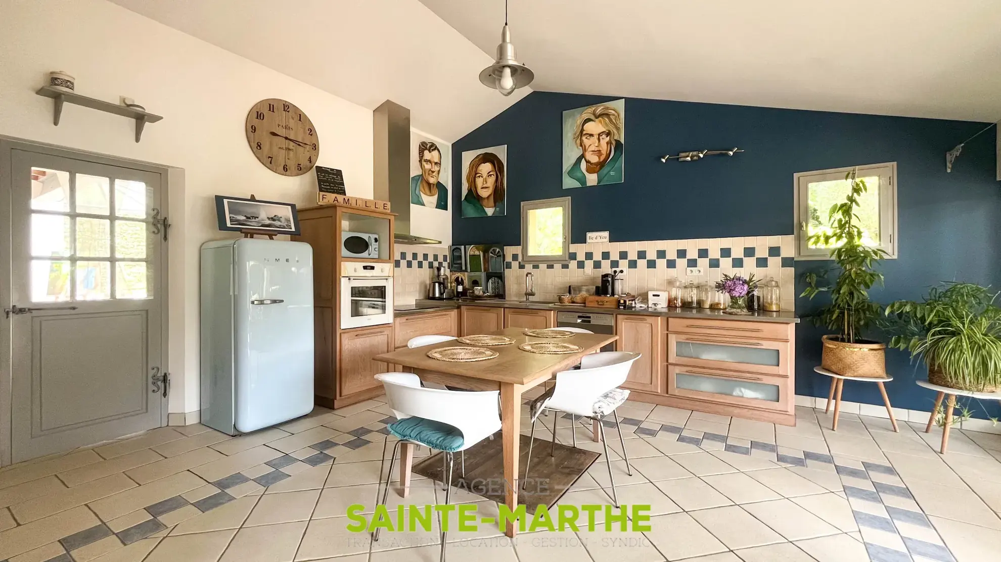Maison avec piscine et 4 chambres à Mazières-en-Gâtine, idéalement située 