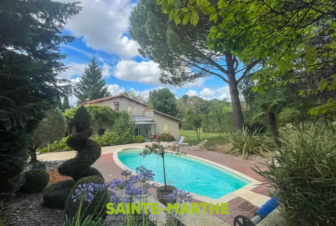 Maison avec piscine et 4 chambres à Mazières-en-Gâtine, idéalement située 