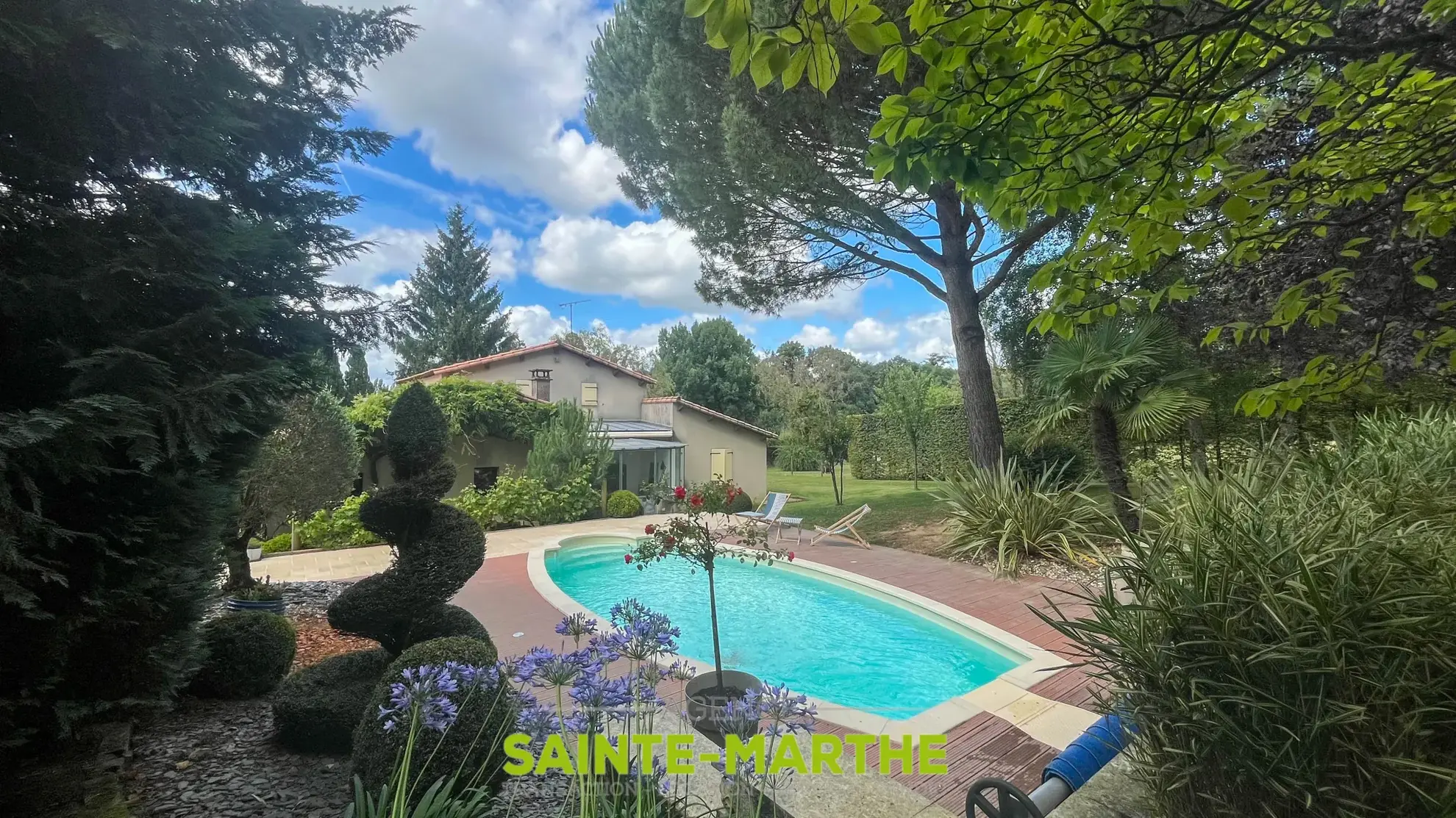 Maison avec piscine et 4 chambres à Mazières-en-Gâtine, idéalement située 