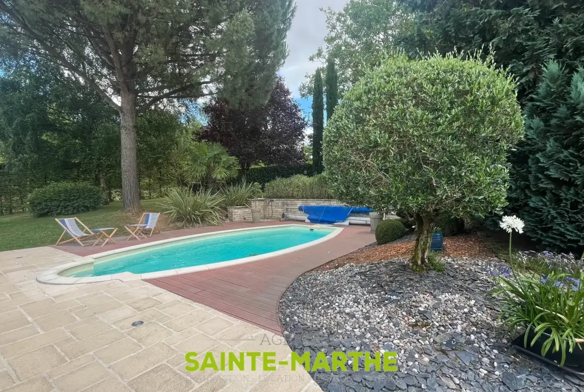 Maison avec piscine et 4 chambres à Mazières-en-Gâtine, idéalement située 