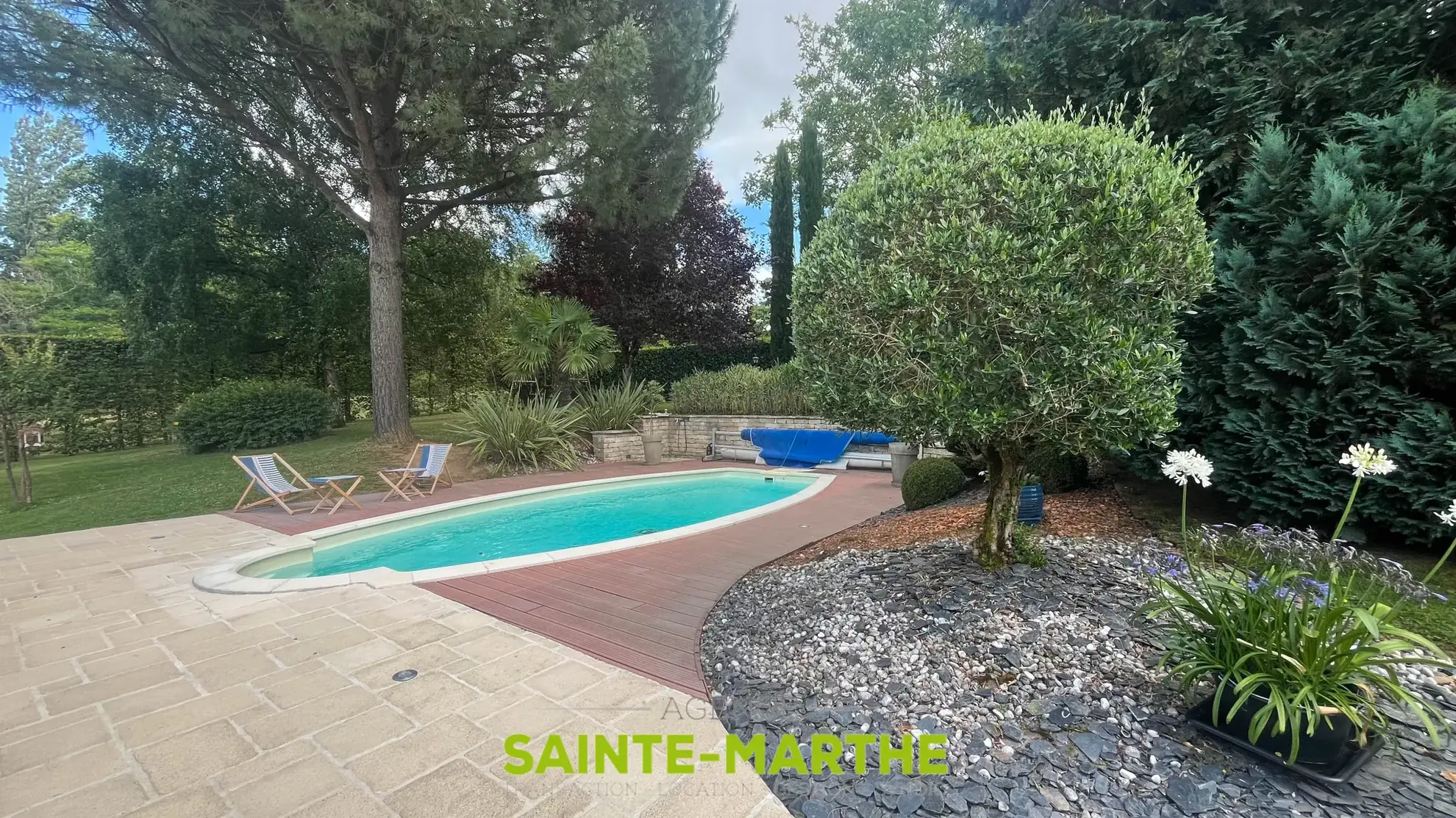 Maison avec piscine et 4 chambres à Mazières-en-Gâtine, idéalement située 