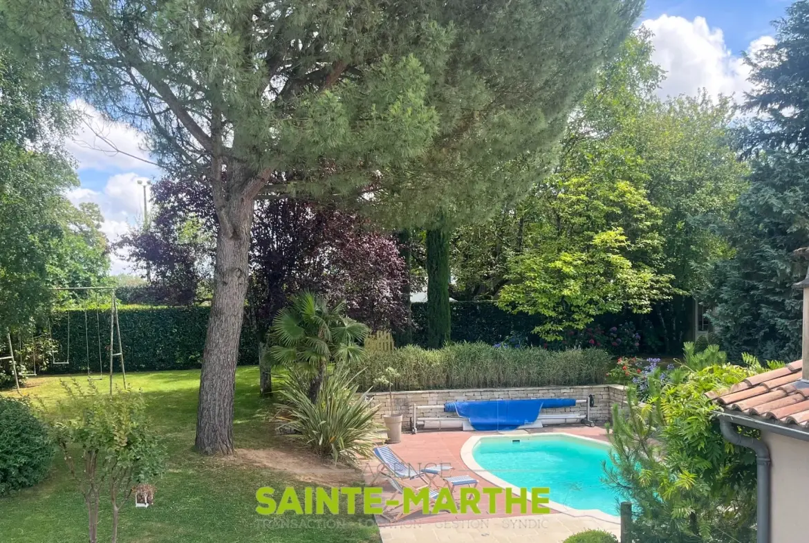 Maison avec piscine et 4 chambres à Mazières-en-Gâtine, idéalement située 