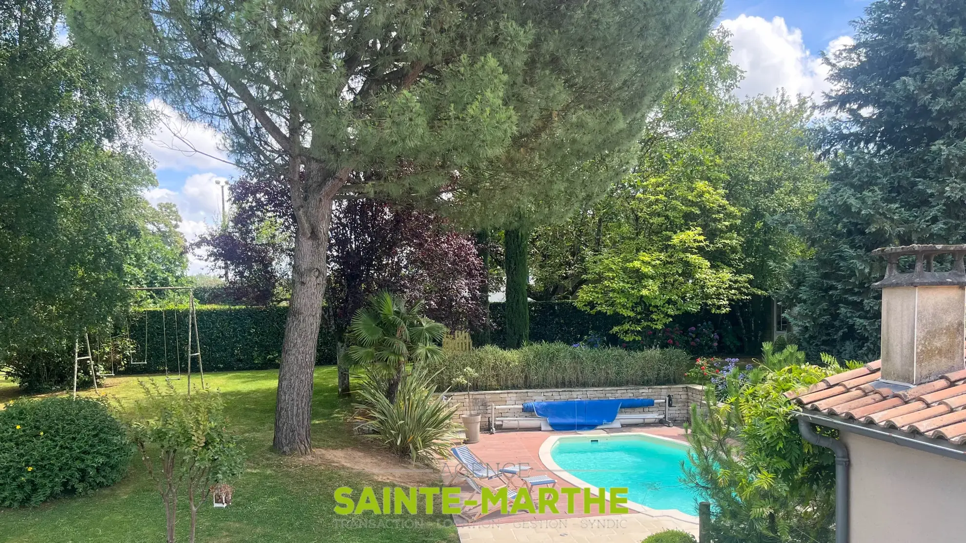 Maison avec piscine et 4 chambres à Mazières-en-Gâtine, idéalement située 