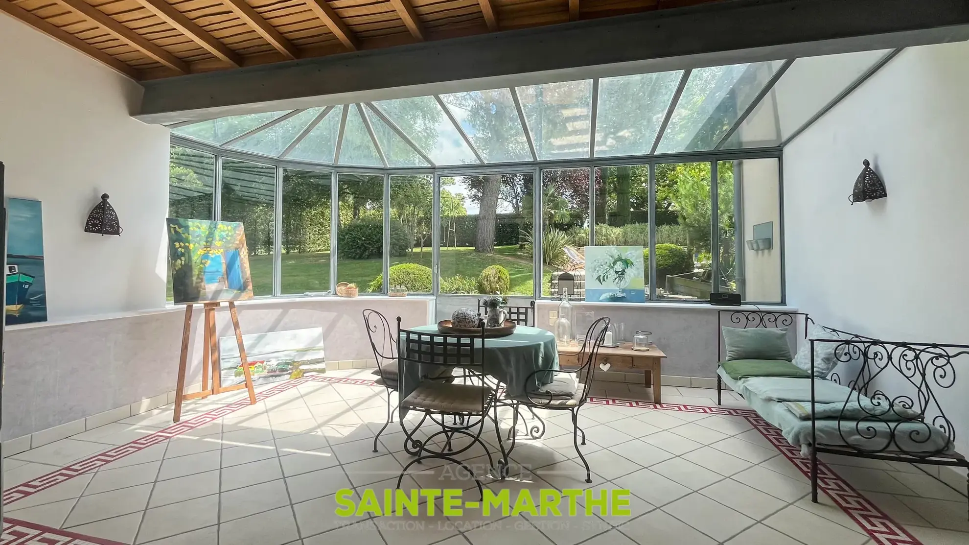 Maison avec piscine et 4 chambres à Mazières-en-Gâtine, idéalement située 