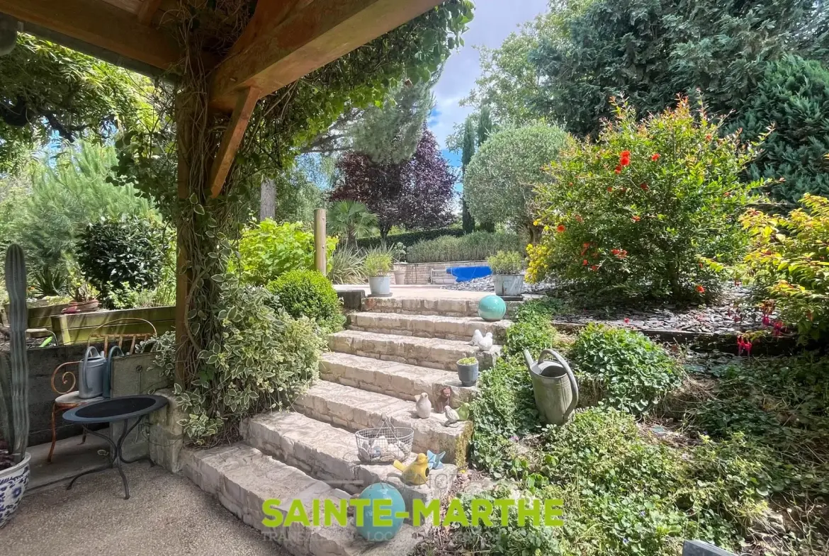 Maison avec piscine et 4 chambres à Mazières-en-Gâtine, idéalement située 
