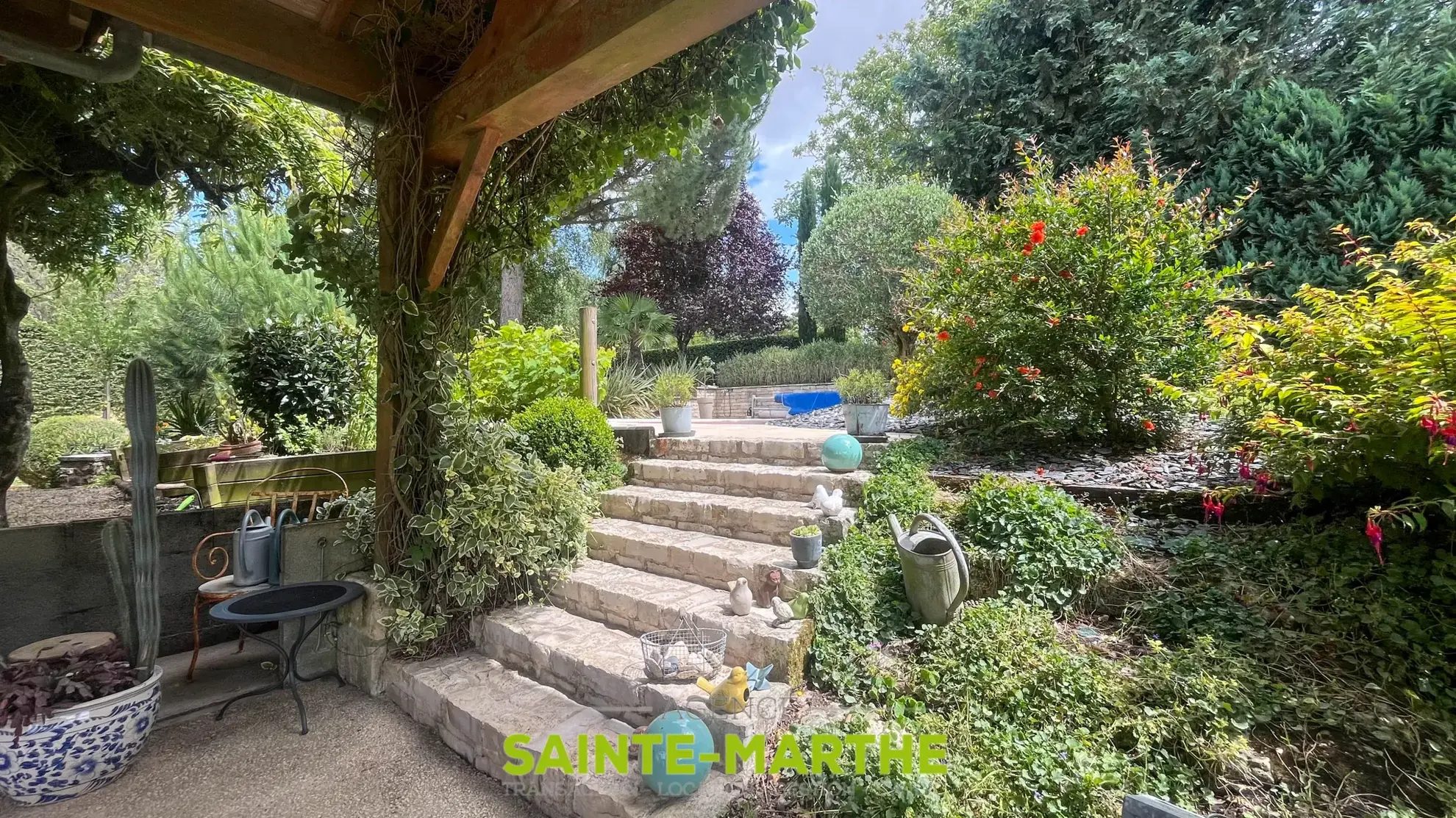 Maison avec piscine et 4 chambres à Mazières-en-Gâtine, idéalement située 