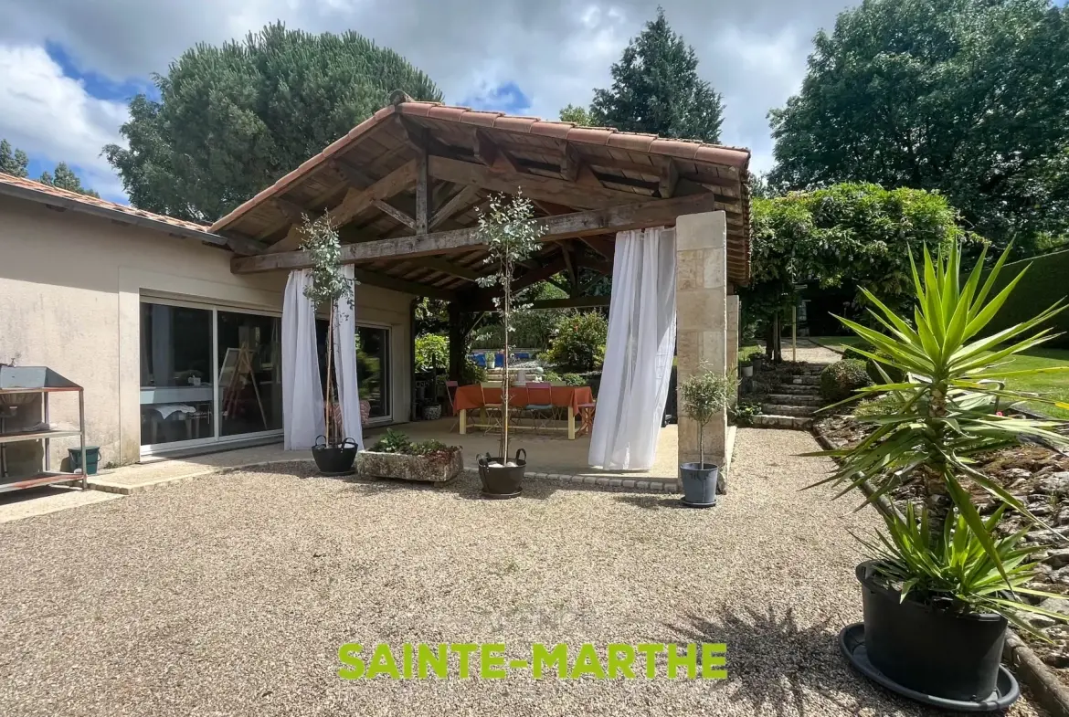 Maison avec piscine et 4 chambres à Mazières-en-Gâtine, idéalement située 