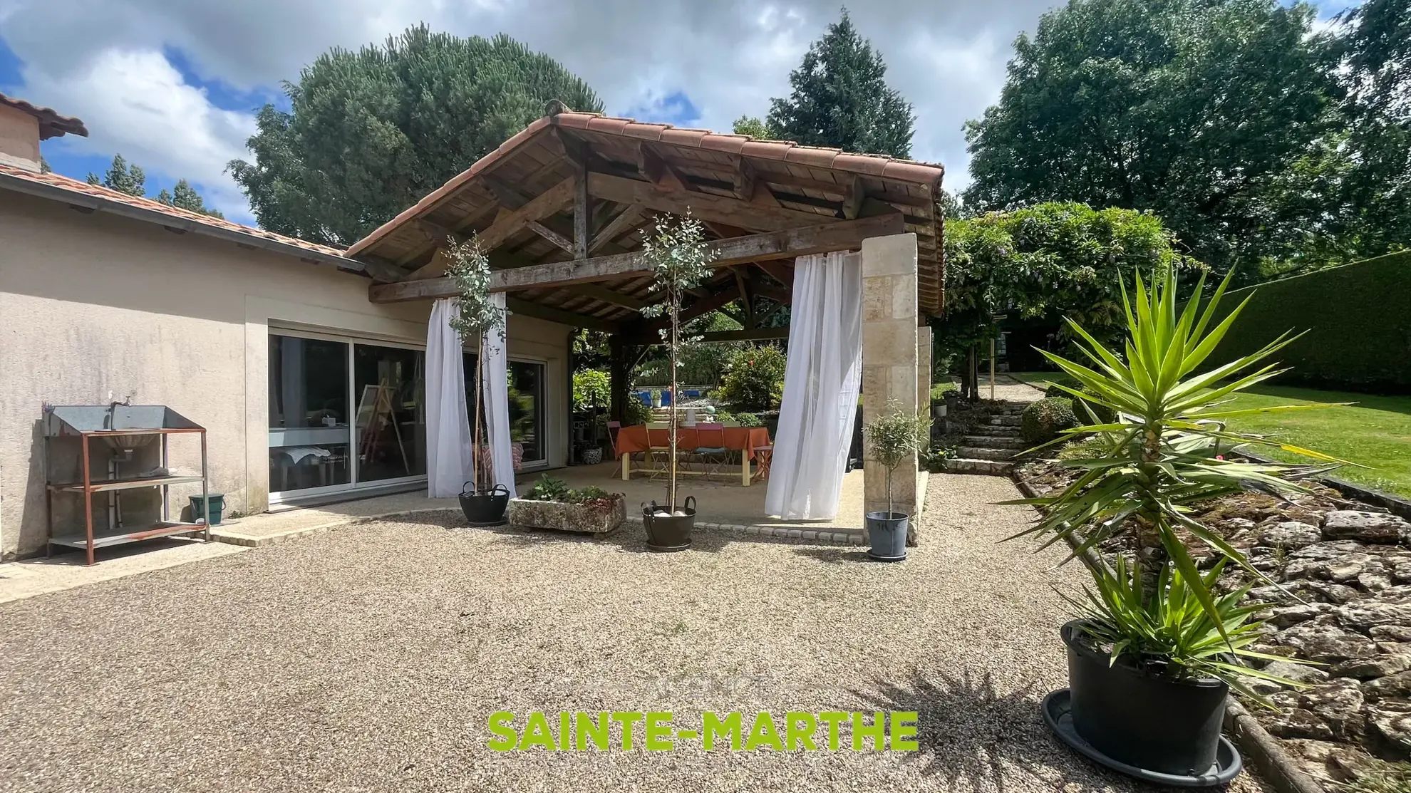 Maison avec piscine et 4 chambres à Mazières-en-Gâtine, idéalement située 