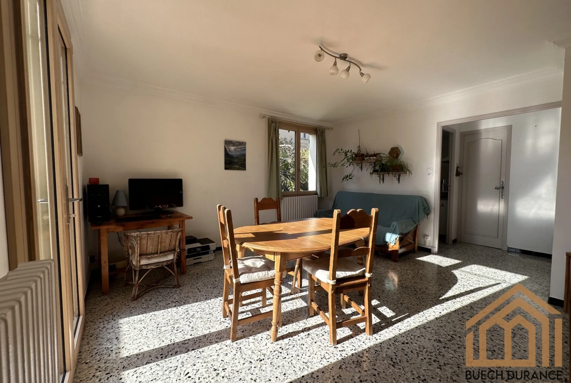 Maison individuelle à vendre à Laragne-Montéglin, 82 m² avec garage et jardin 