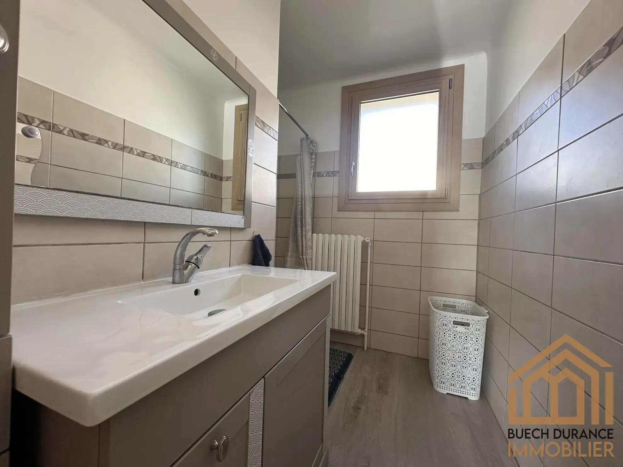 Maison individuelle à vendre à Laragne-Montéglin, 82 m² avec garage et jardin 