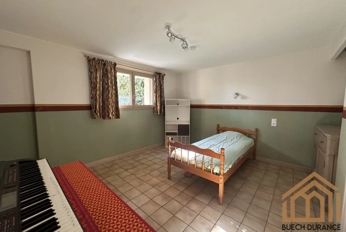 Maison individuelle à vendre à Laragne-Montéglin, 82 m² avec garage et jardin 