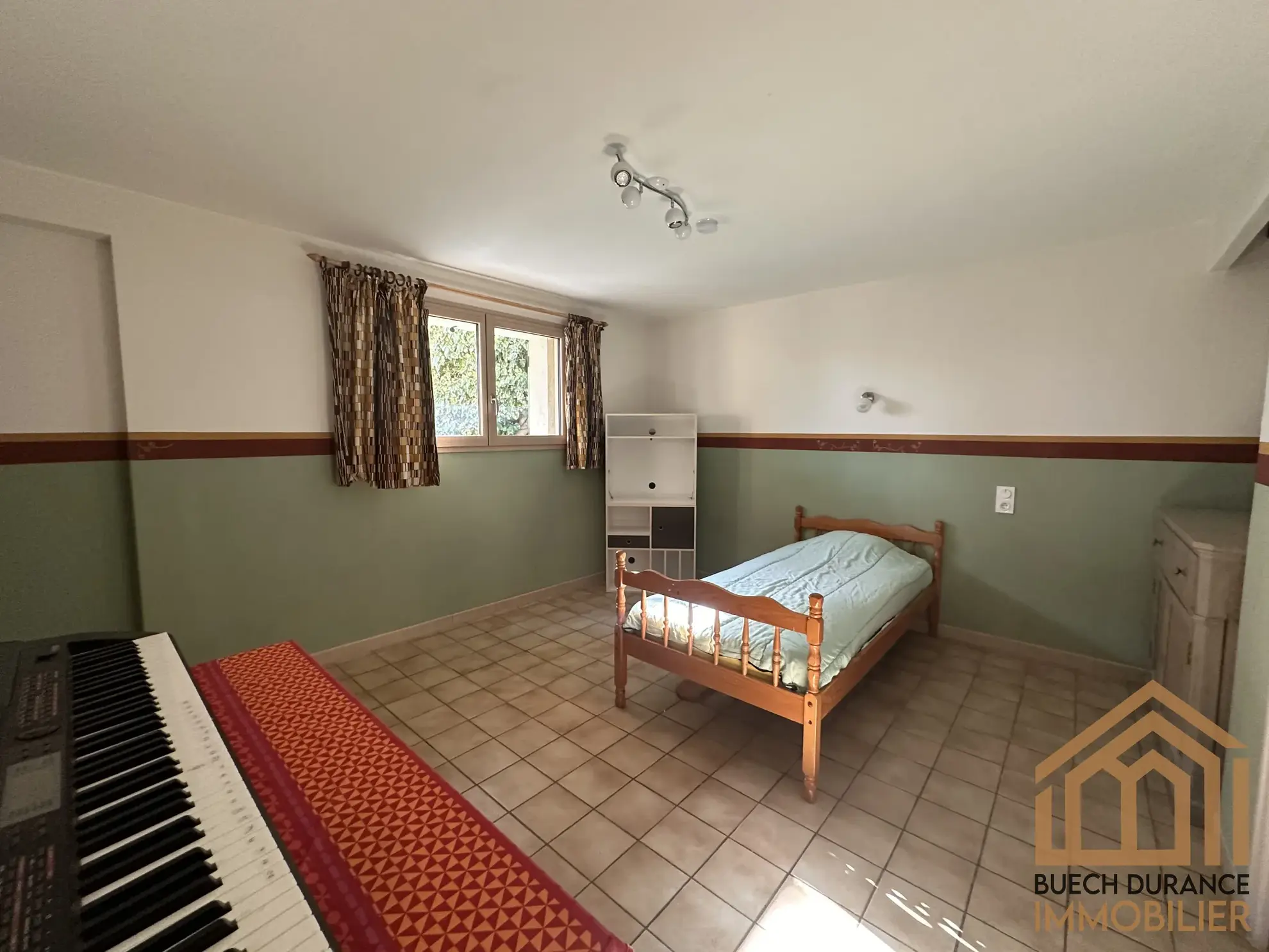 Maison individuelle à vendre à Laragne-Montéglin, 82 m² avec garage et jardin 