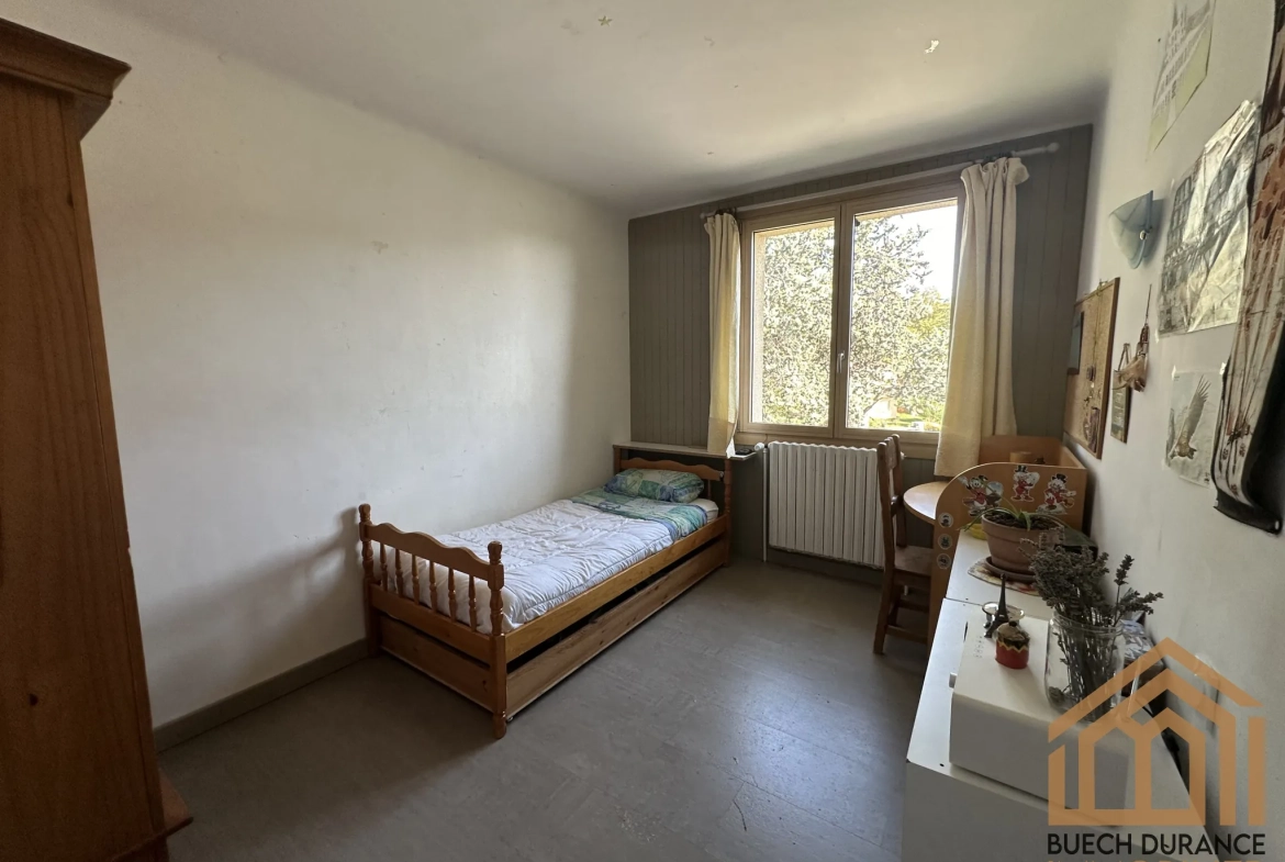Maison individuelle à vendre à Laragne-Montéglin, 82 m² avec garage et jardin 