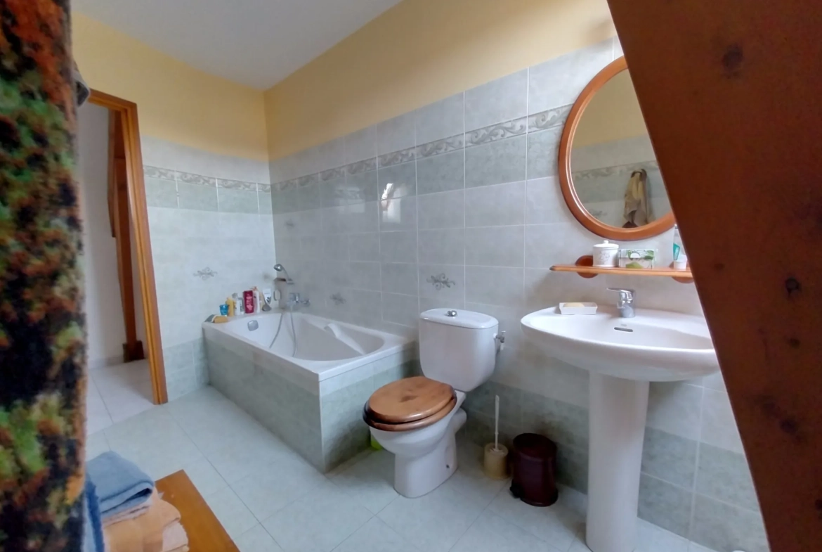 Maison familiale avec 4 chambres, piscine couverte à Prigonrieux 