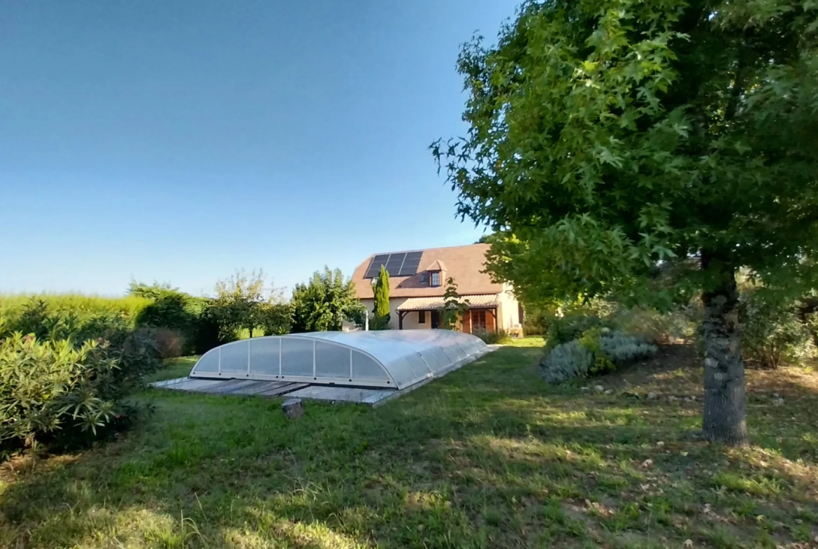 Maison familiale avec 4 chambres, piscine couverte à Prigonrieux 