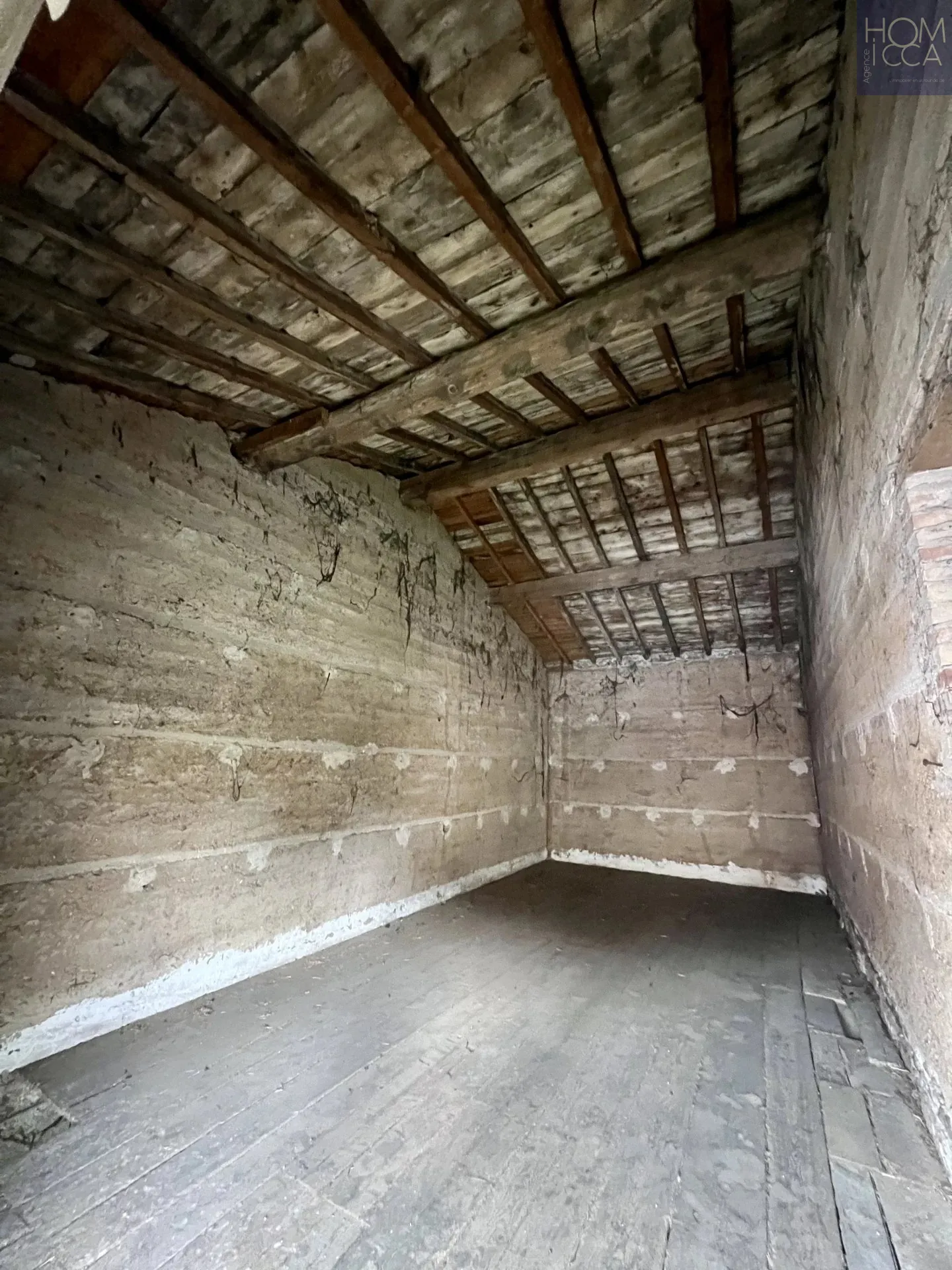Ancienne dépendance en pierre de 135m² à Ternay, terrain arboré de 755m² 