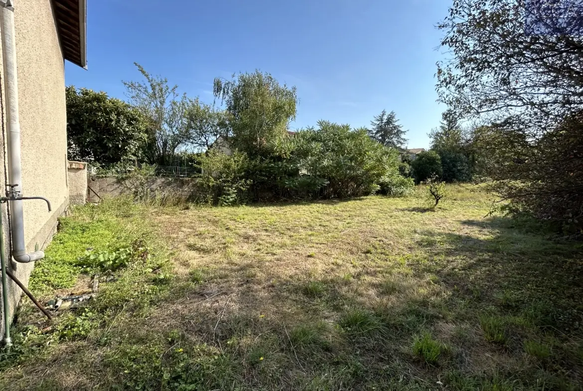 Ancienne dépendance en pierre de 135m² à Ternay, terrain arboré de 755m² 