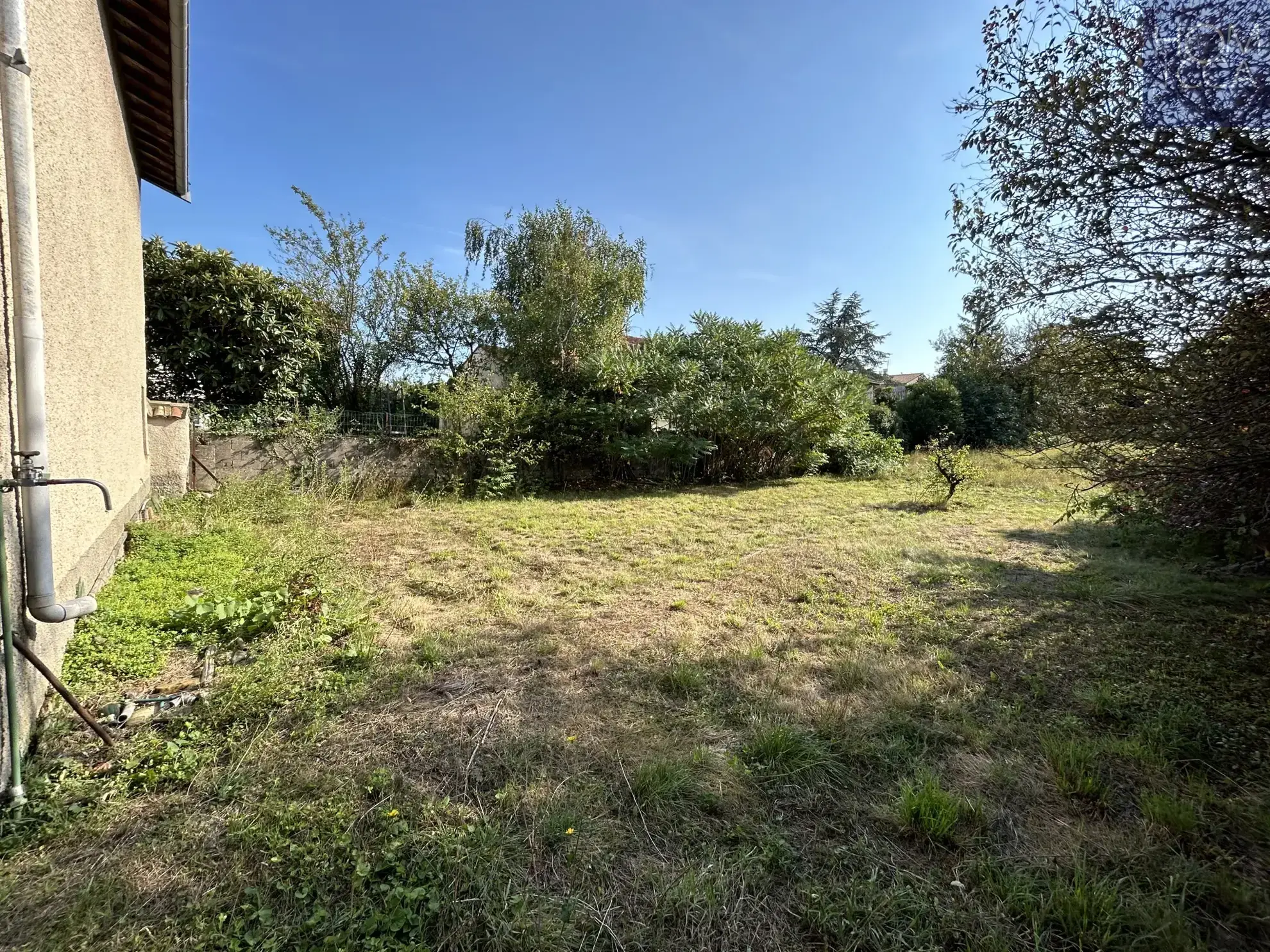 Ancienne dépendance en pierre de 135m² à Ternay, terrain arboré de 755m² 