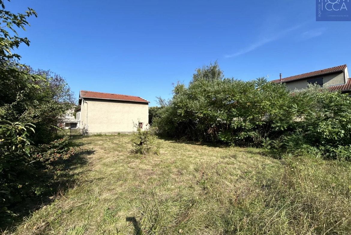 Ancienne dépendance en pierre de 135m² à Ternay, terrain arboré de 755m² 