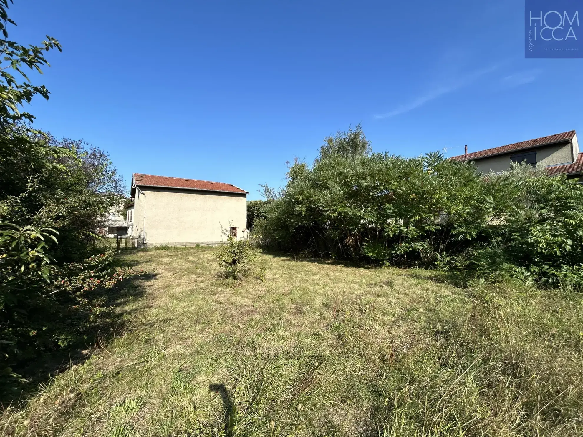 Ancienne dépendance en pierre de 135m² à Ternay, terrain arboré de 755m² 