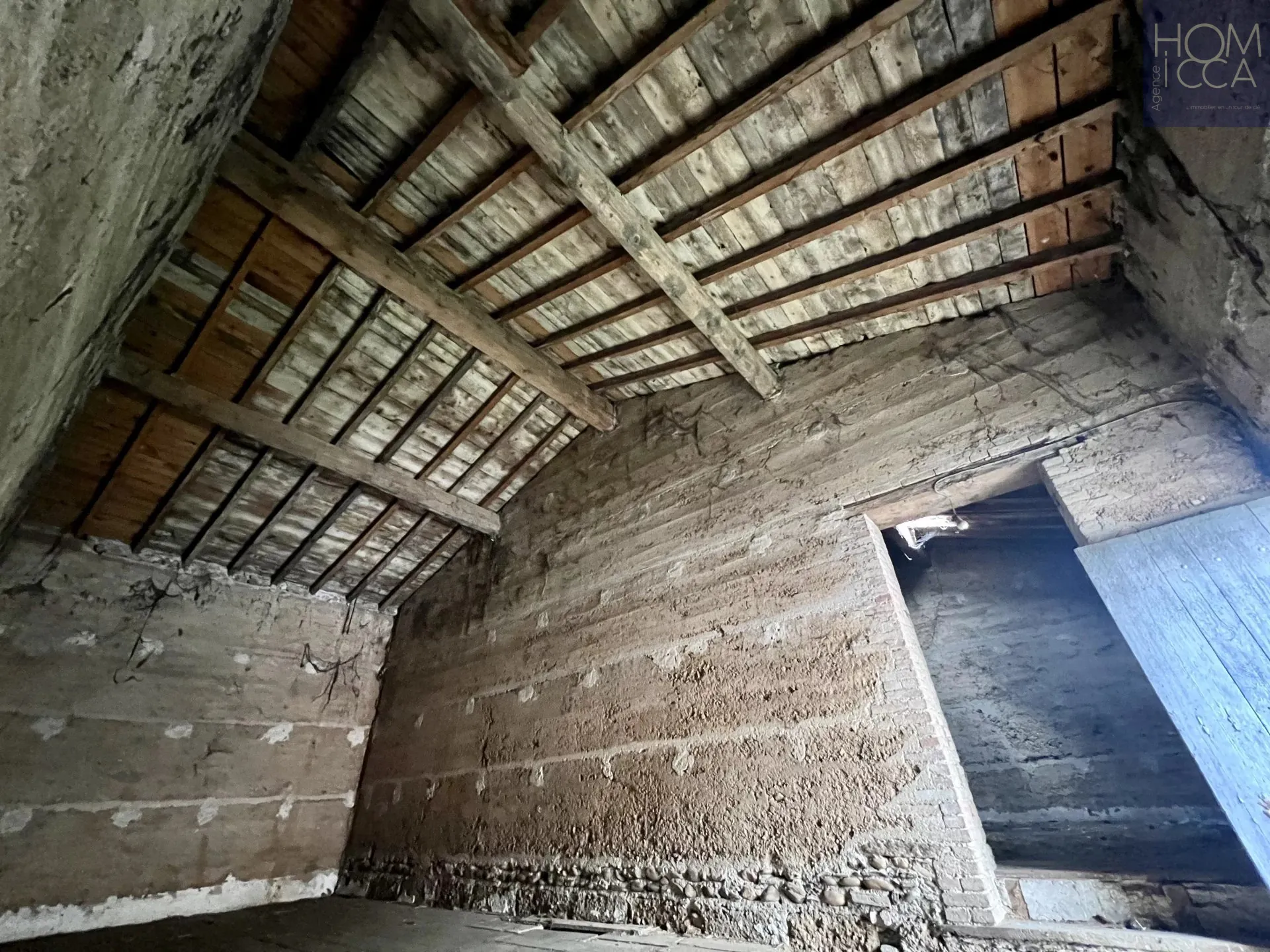 Ancienne dépendance en pierre de 135m² à Ternay, terrain arboré de 755m² 