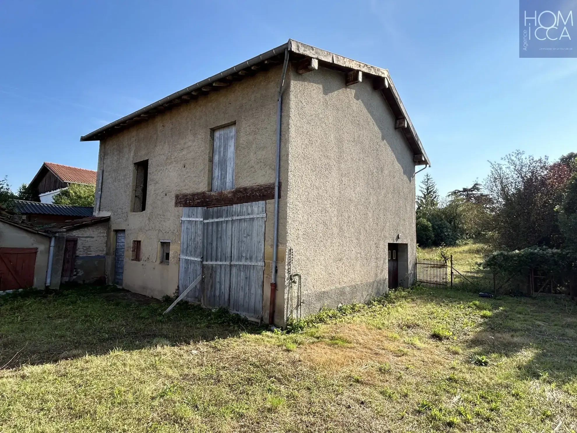 Ancienne dépendance en pierre de 135m² à Ternay, terrain arboré de 755m² 