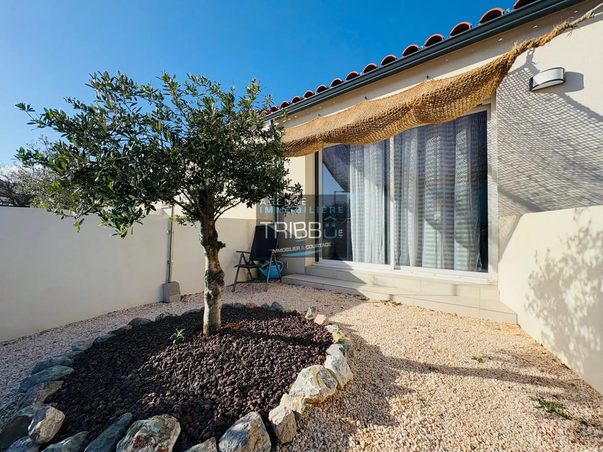 Villa à Thuir de plain-pied, 2 chambres avec jardin, garage et terrasse 